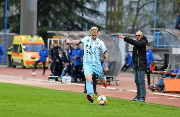 Uroš Celcer (z žogo)  je podal iz kota za  gol Gorice. 
