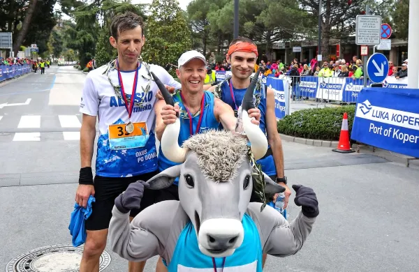 Zmagovalni moški trojček: 42-kilometrsko traso je prvi pretekel 
Aleš Žontar (v sredini), drugi je bil Aleš Debeljak (levo), tretji pa 
Miroslav Nikolič
