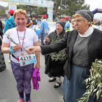 Članice društva Šavrini in anka Šavrinke so na prizorišče maratona 
prinesle nekaj vzdušja cvetne nedelje.