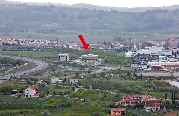 Na sedanjih kmetijskih zemljiščih nad Izolo bi lahko sezidali novo 
stavbo koprske policijske uprave. 