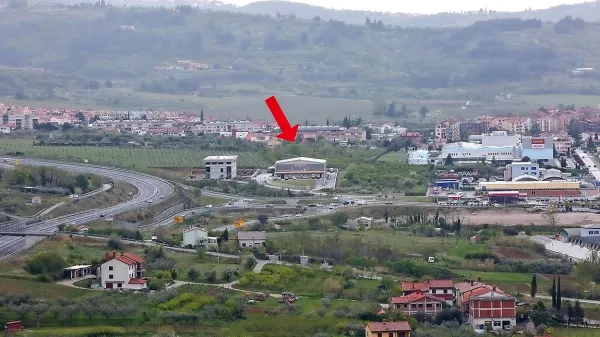 Na sedanjih kmetijskih zemljiščih nad Izolo bi lahko sezidali novo 
stavbo koprske policijske uprave. 
