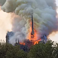 Požar v katedrali Notre Dame