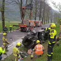 Kobariški in tolminski prostovoljni gasilci so iz zmaličene pločevine najprej rešili 52-letnega voznika in ga predali reševalcem. 