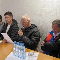 Na pogovornem večeru so svoje izkušnje iz sveta avtomobilizma 
predstavili (z leve): Tim Novak, Aleš Prek in Darij Novak. Predstavitev je vodil Vlado Krivec. 