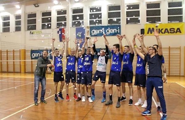 Takole so se odbojkarji Gen-I Volleyja v Prvačini veselili vrnitve v 
prvo ligo.