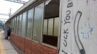 Železniška postaja je občasno tudi tarča vandalov, v Slovenskih 
železnicah pa pravijo, da posledice sproti odpravljajo.