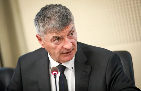 Minister za javno upravo Rudi Medved je zaradi očitkov zaposlenih 
o neprimernih delovnih razmerah razrešil načelnico novogoriške 
upravne enote Patricijo Muršič.