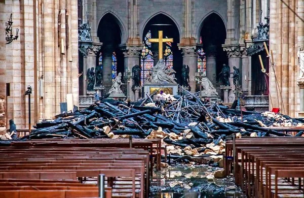 Macron želi Notre Dame obnoviti v petih letih