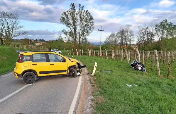 Po trčenju je motorista odbilo v vinograd.