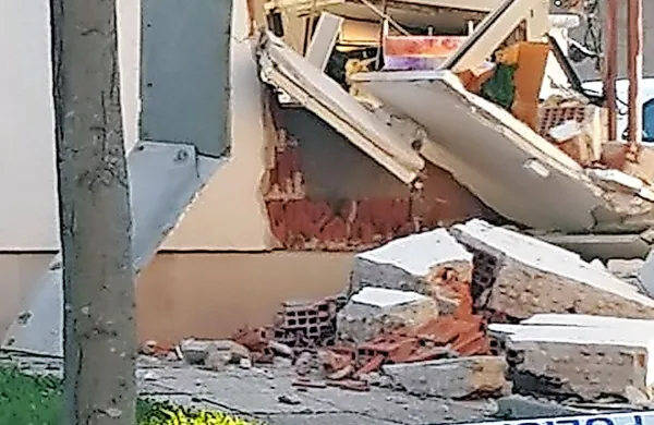  Zgodaj zjutraj so v Divači razstrelili bankomat. Eksplozija je po 
prvih podatkih poškodovala poslovalnico banke in več vozil.