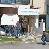  Zgodaj zjutraj so v Divači razstrelili bankomat. Eksplozija je po 
prvih podatkih poškodovala poslovalnico banke in več vozil.