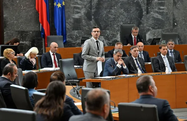 Premier Marjan Šarec (stoji) je v odgovoru na poslansko vprašanje 
Zmaga Jelinčiča priznal, da ne vidi potrebe za preimenovanje 
praznika.   