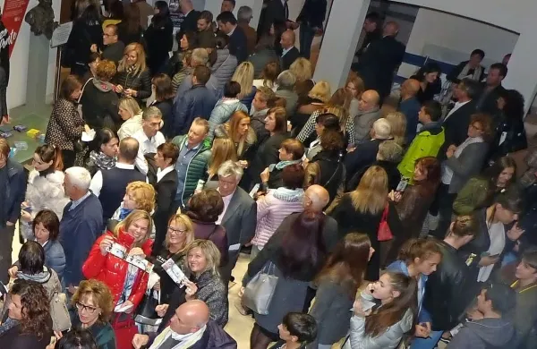 Goriški abonma SSG gostita tamkajšnji  Kulturni dom in Kulturni 
center Lojze Bratuž, a kakor poudarja Igor Komel, bi si želeli, da bi 
vsaj ena predstava v slovenščini (z nadnapisi v italijanščini) 
zaživela tudi na velikem odru gledališča Verdi. 