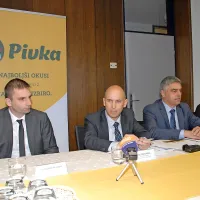 Prvi mož Pivke Janez Rebec (v sredini) je  leto dni po nakupu 
obrata v Kromberku z naložbo, prenovo in zagonom proizvodnje 
zelo zadovoljen.