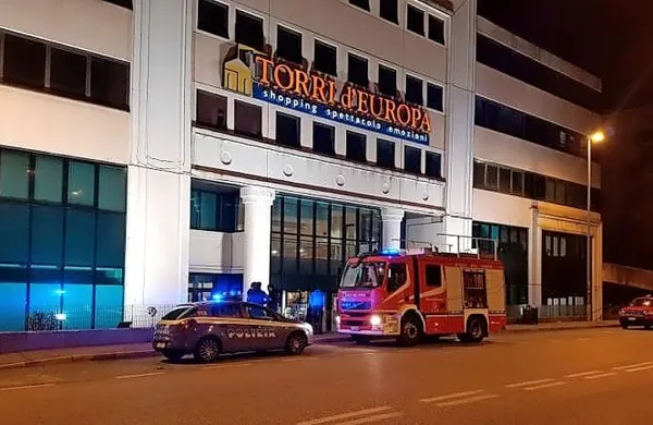 Gasilci so pozno sinoči intervenirali v trgovskem središču Torri 
d’Europa zaradi požara.