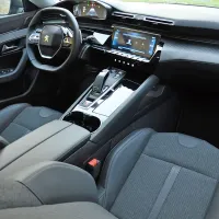 Notranjost je izdelana po Peugeotovem  receptu i-cockpit, ki med 
drugim prinaša tudi opazno manjši volan. A se nanj po nekaj dneh 
navadimo. 