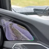 Poleg električnega pogona pri e-tronu najbolj izstopajo digitalna 
vzvratna ogledala. Na zunanji strani je postavljena kamera, v 
notranjosti pa manjši zaslon na dotik.

