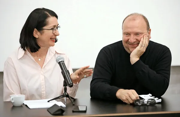Zdenka Badovinac in Marko Peljhan na današnji predstavitvi 
slovenskega paviljona na beneškem bienalu. Peljhanovo plovilo 
bodo odprli 8. maja, umetniški bienale pa 11. in bo obiskovalcem 
na voljo vse do 24. novembra.