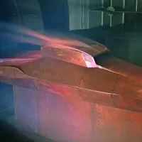 Kako bo videti hipersonično vozilo, še niso predstavili javnosti, a med delovnim materialom 
Peljhanovega umetniškega raziskovanja je tudi fotografija testa modela X-43A v naravni velikosti z 
dodatnim pogonskim motorjem v vetrovniku za sedem machov v visokotemperaturnemu tunelu 
Nasinega raziskovalnega centra Langley. Kako bo potekalo sestavljanje “našega” vozila, bo menda 
moč spremljati na instagram profilu slovenskega paviljona. 
