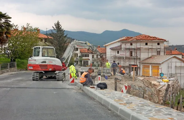 Največ opornih zidov je zahtevalo “ravnanje” dvojnega ovinka na 
delu ceste proti Kojskem.
