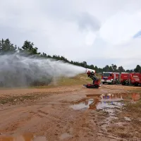 Avstrijski gasilci so na vojaško vadišče Poček pripeljali tudi 
samohodnega metalca vode.