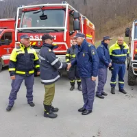Vajo in tabor Avstrijcev si je ogledal tudi poveljnik gasilske zveze 
Slovenije Franci Petek (tretji z desne, na fotografiji prvi z leve 
Darko Muhič).