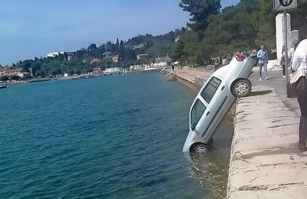 Včeraj sredi dneva je v Portorožu avtomobil zapeljal v morje. 