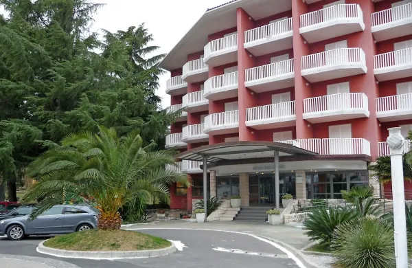  Med naložbami v hotelsko infrastrukturo v slovenski Istri velja 
izpostaviti prenovo San Simon Resorta v Izoli.
