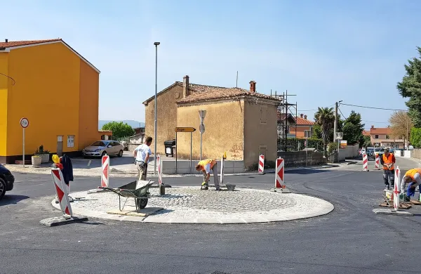 Večja vozila bodo  po potrebi prevozila tlakovani središčni otok na  
krožišču v Pobegih.