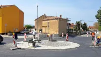 Večja vozila bodo  po potrebi prevozila tlakovani središčni otok na  
krožišču v Pobegih.