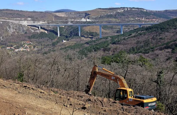 V 2TDK pričakujejo, da bo EIB posojilo za drugi tir potrdila maja, ob 
čemer pa bo morala Slovenija za denar jamčiti z državnim 
poroštvom.