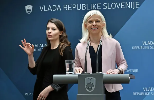 Ministrica za delo Ksenija Klampfer je  zadovoljna z vladno 
odločitvijo, da bi v ustavo umestili slovenski znakovni jezik.