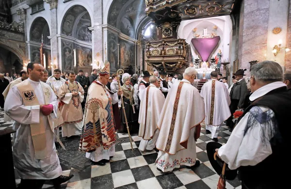  Kristjani po vsem svetu danes z večernimi mašami začenjajo 
velikonočno tridnevje, ki bo svoj vrhunec doseglo na veliko noč, 
ko je po njihovem verovanju Jezus vstal od mrtvih. 
