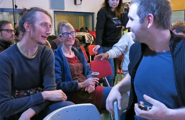 V studiu so se srečali glasbeni znanci: kantavtorja in lutkarja 
Matija Solce in  Nika Solce z bobnarjem Tomijem Novakom. 