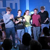  Tomi Novak, Timi Vremec, Tilen Kravos, Robi Erzetič,  Anton 
Lorenzutti in  Ajk Vremec so pod vodstvom Zlatka Kaučiča občinstvu v studiu Hendrix in na  valovih Radia Koper predstavili ploščo 
Komba C, naslovljeno Petelin iz Noznega.