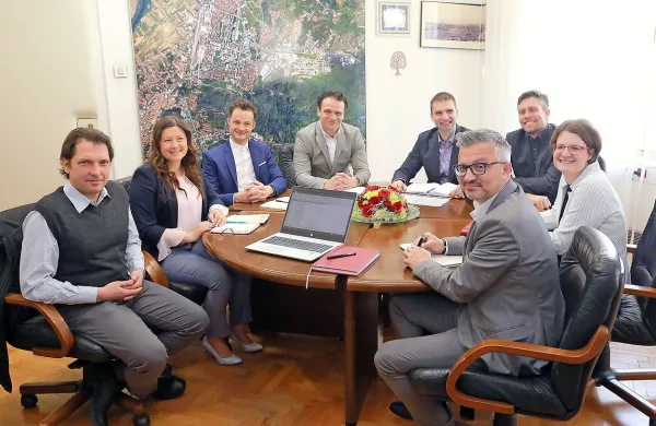 Župan z  ekipo: Jaka Fabjan, Elena Zavadlav Ušaj, Nejc Koradin, 
Simon Rosič, Klemen Miklavič, Gorazd Božič, Maja Grapulin 
Vadjunec in Sebastjan Komel. 