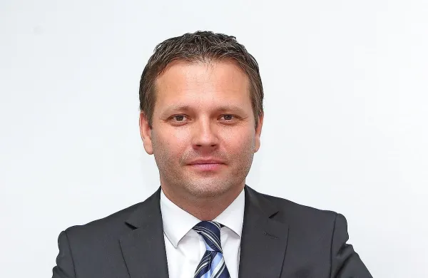 Danes je pričal nekdanji predsednik uprave Luke Gregor Veselko in 
izpostavil težave, ki so jih v Luki imeli pri vzpostavljanju poslovnega sodelovanja s Slovaki.