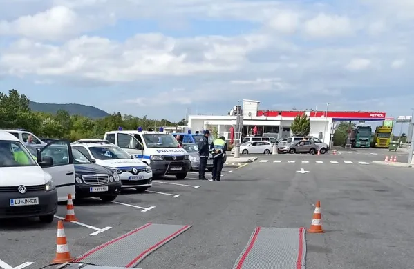 Na avtocestnem počivališču Povir sta žrtev predrznih avtocestnih 
tatov postala zakonca iz Romunije. Tatovi so jima na vozilu predrli 
gumo, nato pa spremljali njuno vožnjo. 