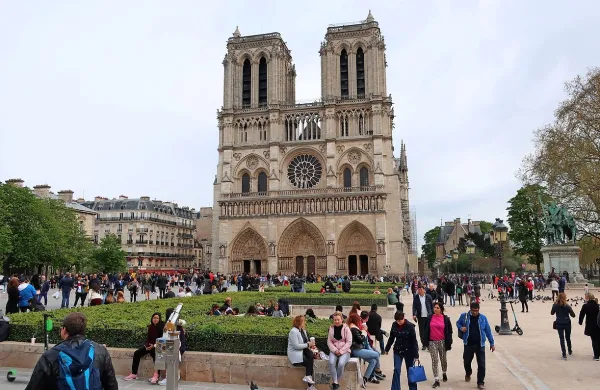 Iz katedrale Notre-Dame so začeli umikati preostale umetnine