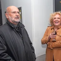 Branko Masleša, vrhovni sodnik in  nekdanji predsednik vrhovnega  
sodišča, je po predstavi poklepetal z  direktorico koprskega 
gledališča Katjo Pegan.