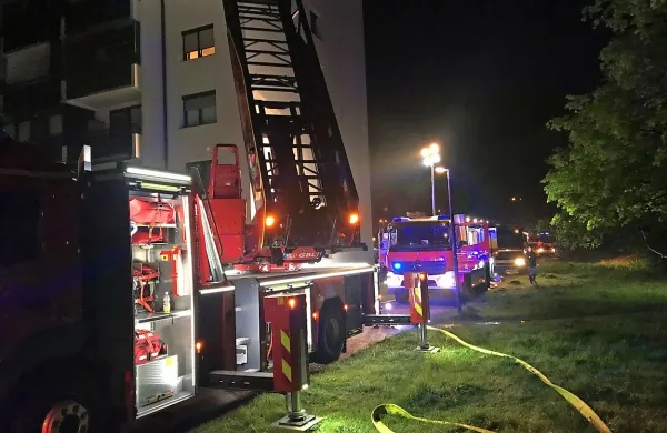  Nekaj po polnoči je zagorelo na balkonu večstanovanjske hiše na 
Beblerjevem trgu v Ljubljani, požar se je razširil tudi na sosednja 
stanovanja in deloma na podstrešje.