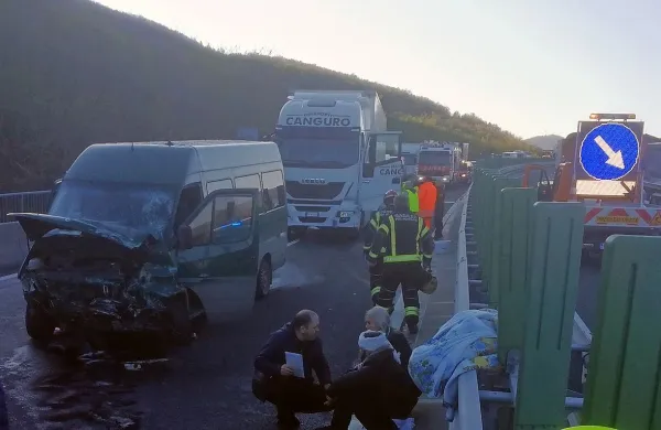 Zaradi nesreč, ki sta se zgodili na hitri cesti med Razdrtim in 
Vipavo, so včeraj dopoldne nastajali dolgi zastoji. Prva nesreča se 
je zgodila malo pred 8. uro zjutraj, druga pa kmalu zatem. 
