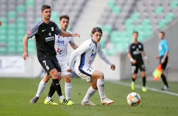 Rok Kronaveter (levo) je včeraj vpisal gol in asistenco za Olimpijo, 
Etien Velikonja (desno) pa podajo za tolažilni zadetek Gorice.