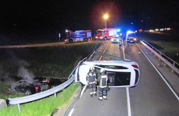 Voznik je z BMW-jem prebil ograjo na mostu in končal na brežini, 
drugo vozilo pa se je prevrnilo na bok.