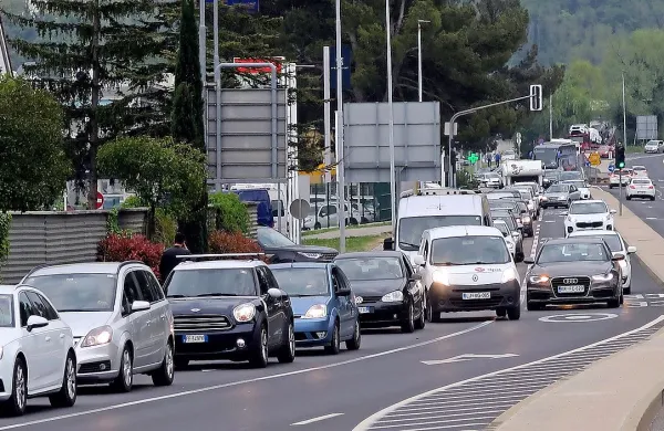 Od mejnega prehoda Dragonja proti Kopru so vozniki že od popoldneva vozili v strnjeni koloni. 