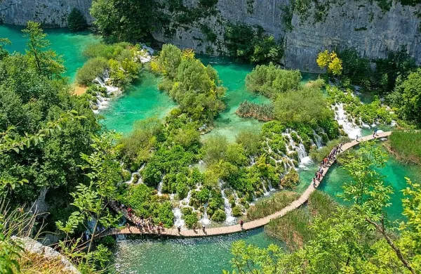 Priljubljeni hrvaški narodni park Plitviška jezera prodaja vstopnice samo še na spletu, kupiti pa jih je treba najmanj dva dni pred 
načrtovanim obiskom.