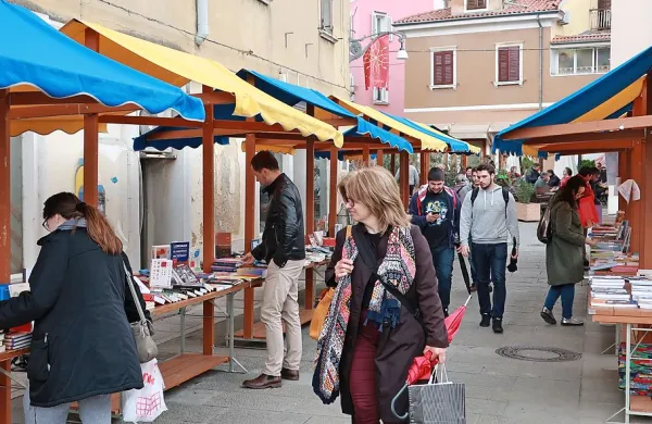 Na koprskem Prešernovem trgu, ki mu domačini pravijo Muda,  bo Libris od danes do petka spet gostil knjige in njihove ljubitelje. 