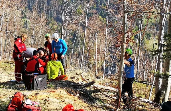 Hudo poškodovanega jadralnega padalca, ki je pristal na drevesu, 
so oskrbeli, nato pa s helikopterjem odpeljali na zdravljenje v 
ljubljanski klinični center. 