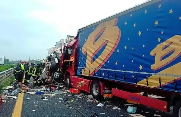 Na avtocesti A23 med Vidmom in Palmanovo se je ob 11.30 
pripetila huda prometna nesreča.