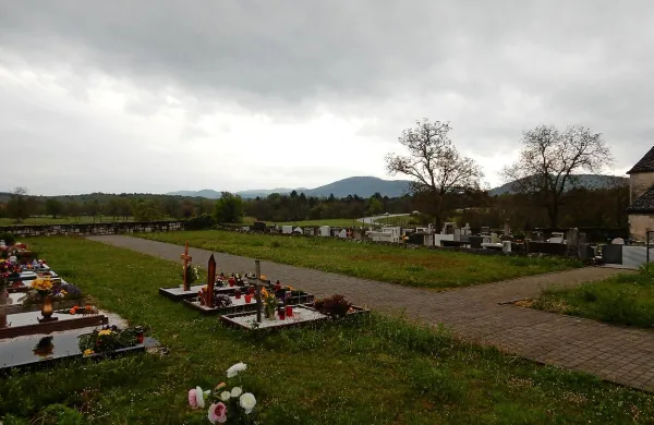 Prostor za raztros pepela nameravajo urediti v novem delu 
pokopališča v križu.